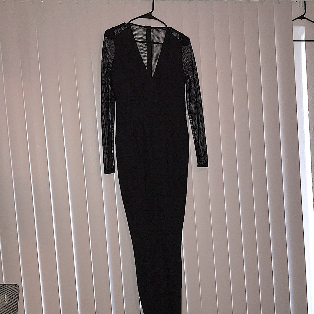 Elegant pantsuit, V-neck, net sleeves and back.